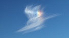 Eine Halo in einer Cirrus-Wolke. Eine Halo entsteht, wenn Eispartikel in der Erdatmosphäre das Licht eines Himmelskörpers brechen, meistens der Sonne. Aufgenommen über Volkersbrunn in Unterfranken von Mareike Bodsch. | Bild: Mareike Bodsch