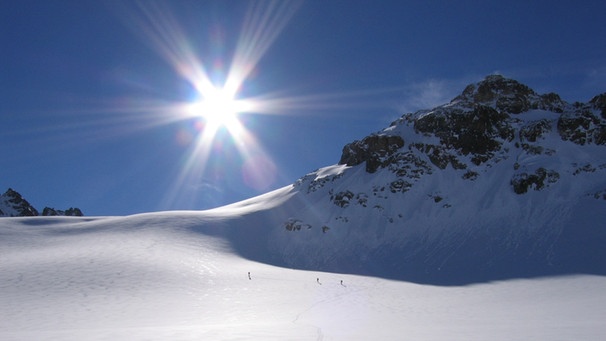 strahlende Sonne am blauen Winterhimmel in den Alpen | Bild:  BR / Peter Stenz