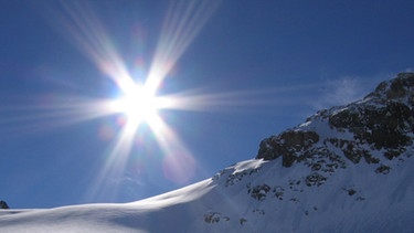 strahlende Sonne am blauen Winterhimmel in den Alpen | Bild:  BR / Peter Stenz