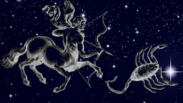 symbolische Darstellung der Sternilder Schütze und Skorpion vor dem Sternenhimmel | Bild: NASA/U.S. Naval Observatory's Library, colourbox.com