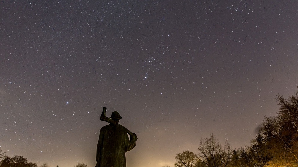 Die Sternbilder Großer Hund und Orion, fotografiert vom Hinterbrühler See in München von Marco Sproviero im Dezember 2016. | Bild: Marco Sproviero