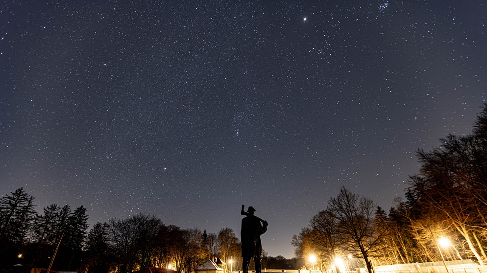 Die Sternbilder Großer Hund und Orion, fotografiert vom Hinterbrühler See in München von Marco Sproviero im Dezember 2024. | Bild: Marco Sproviero