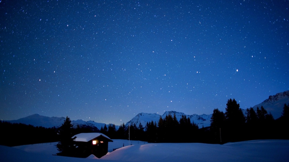 Der Sternenhimmel voller Sterne über den Bergen in der Schweiz | Bild: picture-alliance/dpa