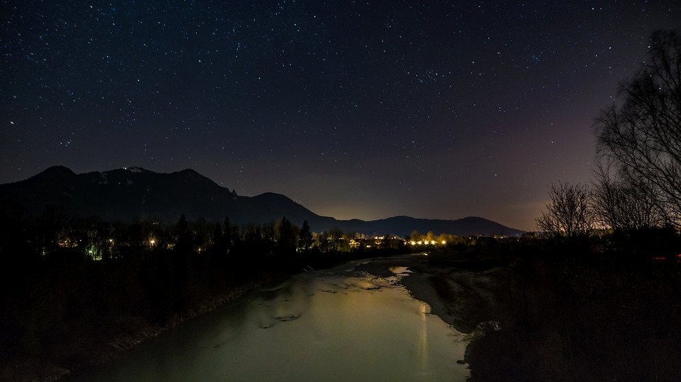 Der mit Sternen übersäte Nachthimmel über der Isar, mit Blick nach Lenggries und dem Brauneck. | Bild: Robert Kukuljan