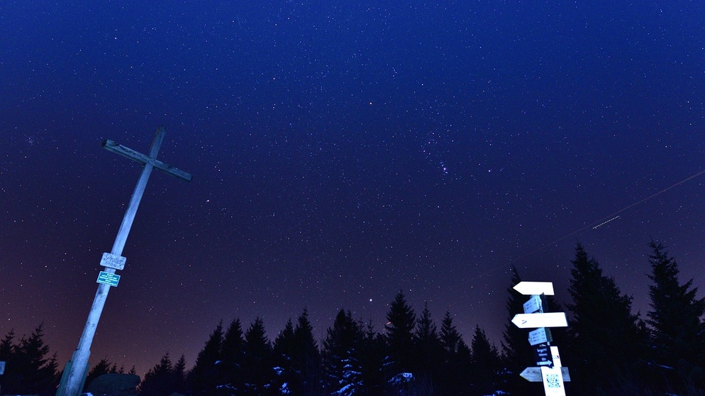 Orion (rechts mittig) gesehen auf dem Gipfel des Pröllers (Bayerischer Wald) | Bild: Alfons Urban