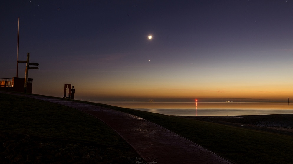 Eckwarderhorne Strand, Butjadingen, Nordsee  - Mond und unterhalb die Venus | Bild: Ariane Peglau