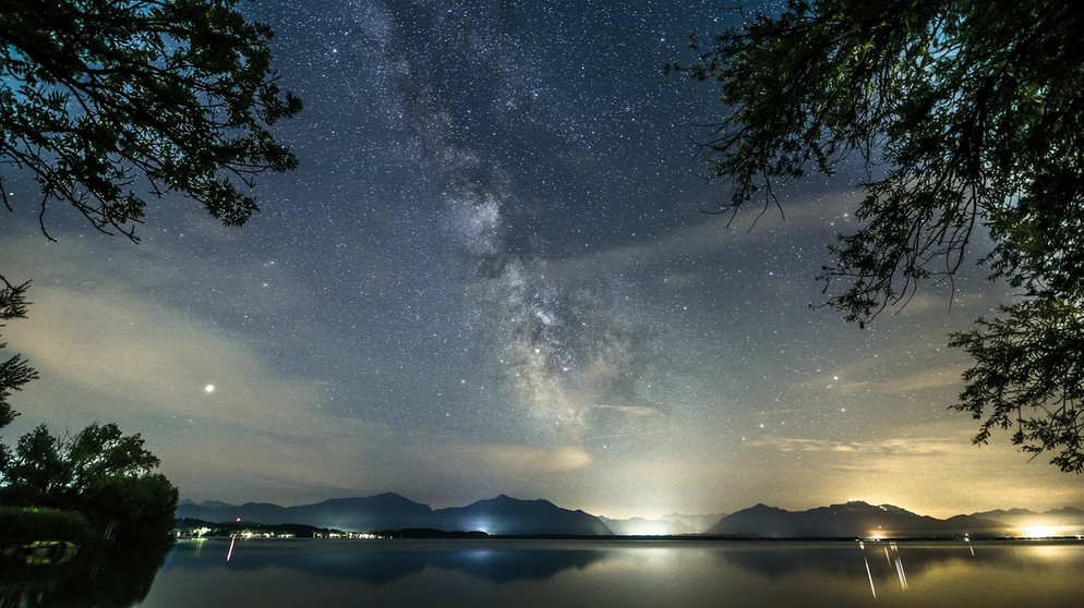 Eine mystische Nacht am Chiemsee fing Robert Kukuljan am 14. Juli 2018 ein. | Bild: Robert Kukuljan