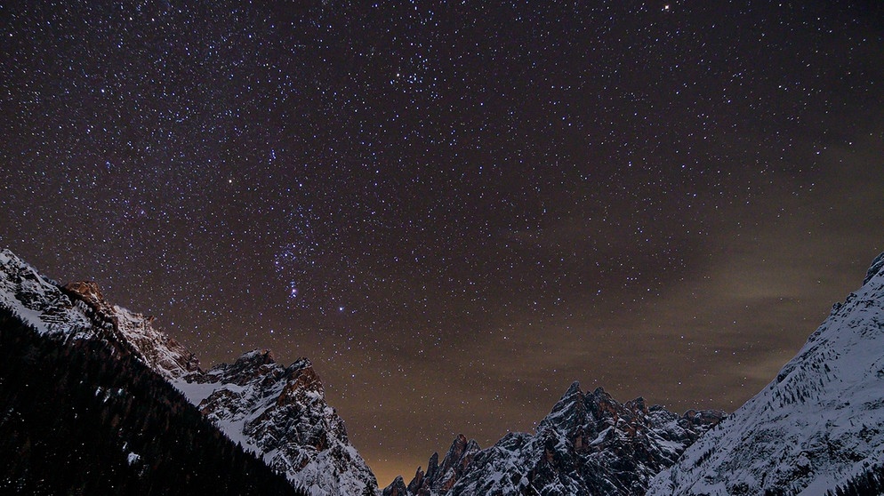 Norbert Scantamburlo hat am 5. Februar 2021 einen wunderschönen Sternenhimmel im Fischleintal bei Moos in Sexten, Südtirol, festgehalten - mit Orion, Stier und rechts oben Planet Mars. | Bild: Norbert Scantamburlo