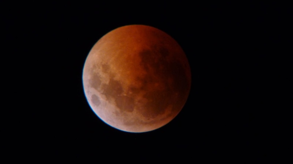 Die Mondfinsternis fotografiert in Cesme in der Türkei.  | Bild: Kemal Varol