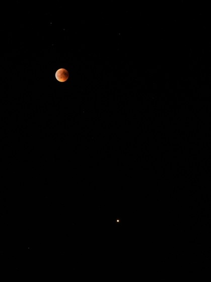 Die rote Mondfinsternis und der Mars.  | Bild: Uli Kruse