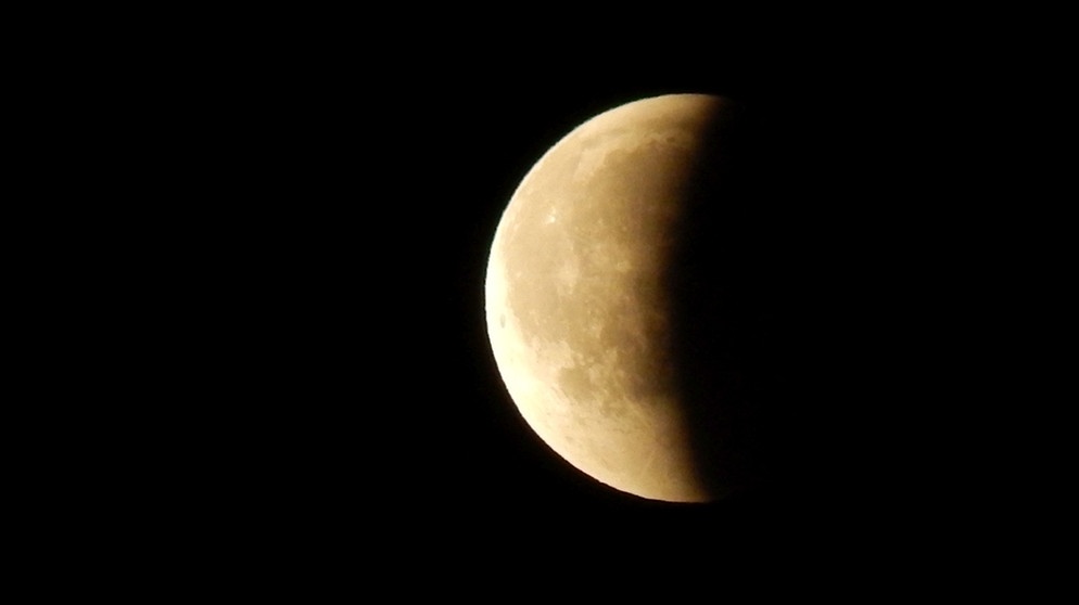 Austritt des Mondes aus dem Kernschatten der Erde nach der totalen Mondfinsternis am 27. Juli 2018. | Bild: Enrico Baumann