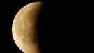 Austritt des Mondes aus dem Kernschatten der Erde nach der totalen Mondfinsternis am 27. Juli 2018. | Bild: Enrico Baumann