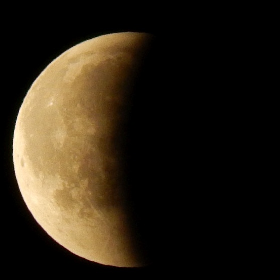 Austritt des Mondes aus dem Kernschatten der Erde nach der totalen Mondfinsternis am 27. Juli 2018. | Bild: Enrico Baumann