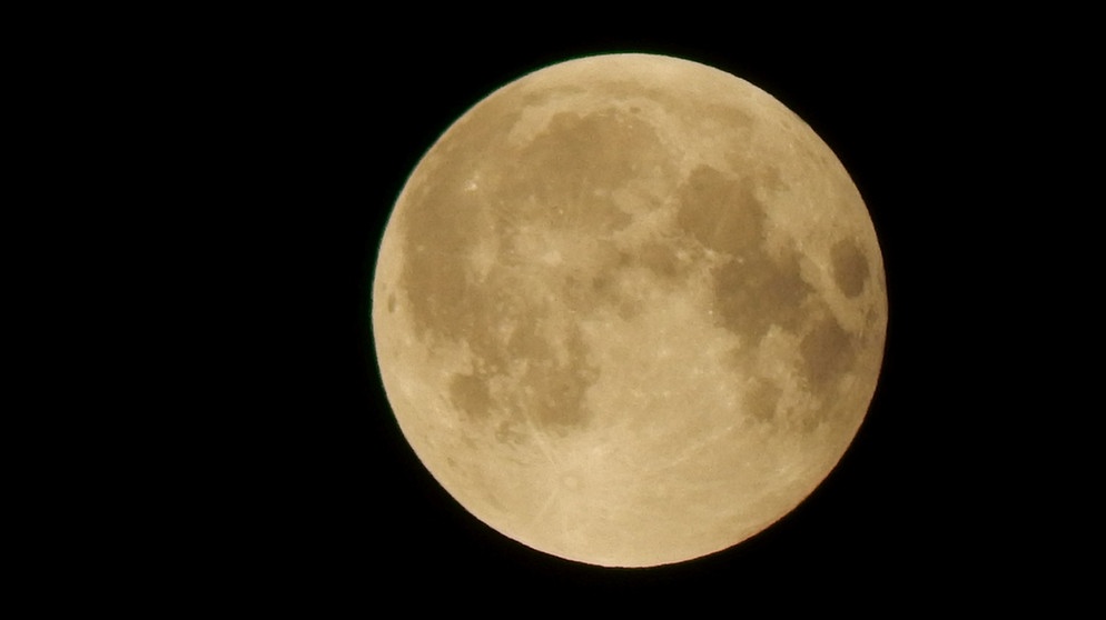 Halbschattenphase nach der totalen Mondfinsternis am 27. Juli 2018. Die Mondscheibe des Vollmonds liegt nur noch im Halbschatten der Erde. | Bild: Enrico Baumann