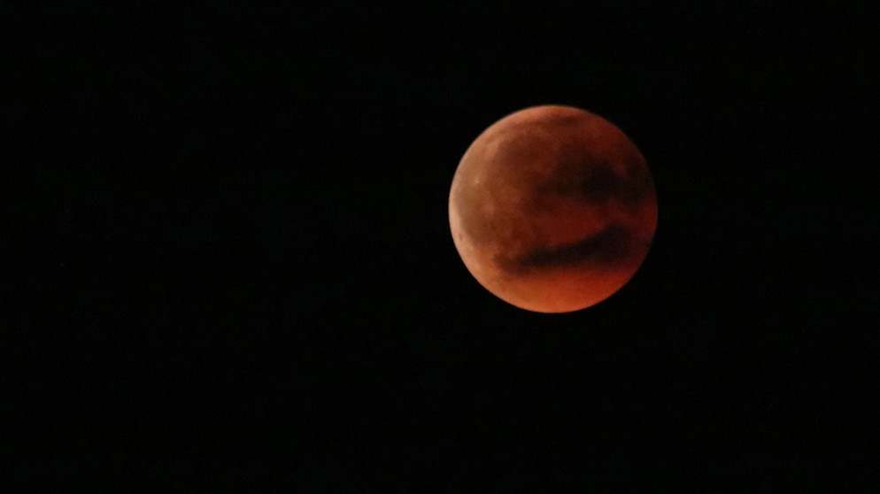 Blutmond hinter Wolkenschlieren während der totalen Mondfinsternis am 27. Juli 2018 | Bild: Max Stelzel