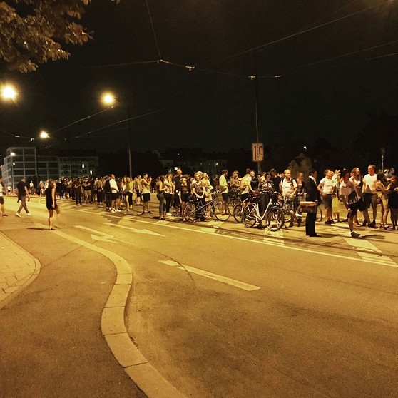 Menschen mitten auf einer Straße in München während der totalen Mondfinsternis am 27. Juli 2018 | Bild: Tanja Fieber