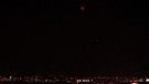 Blutmond und Mars über München, vom Olympiaturm aus fotografiert von Natascha-Iris Heuse. Während der totalen Mondfinsternis am 27. Juli 2018 | Bild: Natascha-Iris Heuse