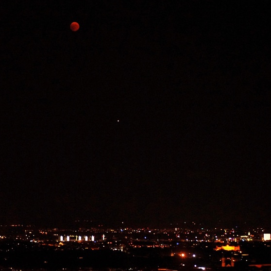 Blutmond und Mars über München, vom Olympiaturm aus fotografiert von Natascha-Iris Heuse. Während der totalen Mondfinsternis am 27. Juli 2018 | Bild: Natascha-Iris Heuse