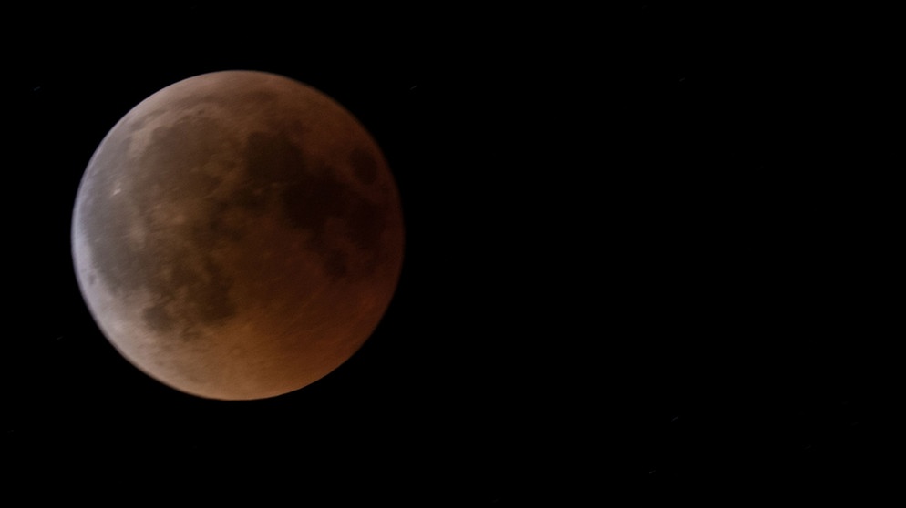 Blutmond während der totalen Mondfinsternis am 27. Juli 2018 über Habach, aufgenommen von Peter Hoyer. | Bild: Peter Hoyer