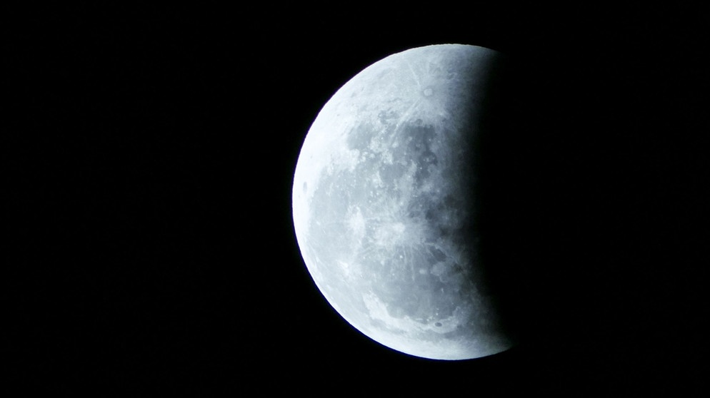 Austritt des Mondes aus dem Kernschatten der Erde nach der totalen Mondfinsternis am 27. Juli 2018. Aufgenommen über der Panzerwiese in München von Felix Opahle. | Bild: Felix Opahle