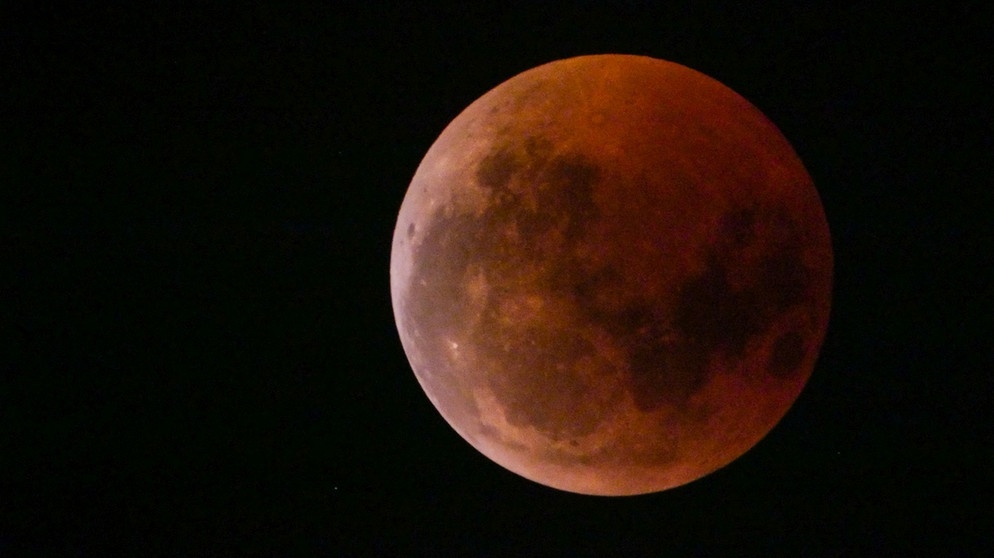 Blutmond während der totalen Mondfinsternis am 27. Juli 2018 über München, aufgenommen von Felix Opahle. | Bild: Felix Opahle