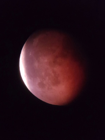 Blutmond während der totalen Mondfinsternis am 27. Juli 2018 über München, aufgenommen von Elias Theimer mit dem Smartphone durchs Okular eines Teleskopes. | Bild: Elias Theimer