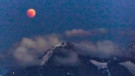 Blutmond während der totalen Mondfinsternis am 27. Juli 2018 über dem Niederhorn im Berner Oberland, aufgenommen von Flora Fömer | Bild: Flora Fömer