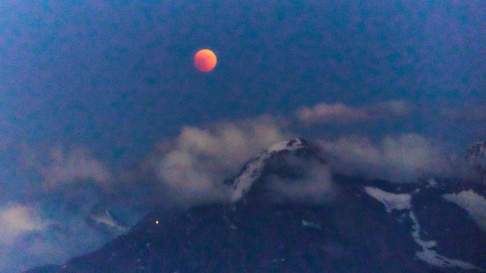 Blutmond während der totalen Mondfinsternis am 27. Juli 2018 über dem Niederhorn im Berner Oberland, aufgenommen von Flora Fömer | Bild: Flora Fömer