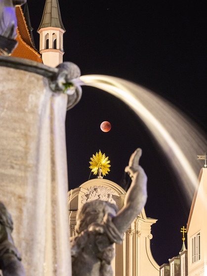 Der Blutmond während der totalen Mondfinsternis am 27. Juli 2018 über dem Fischbrunnen Marienplatz München, aufgenommen von Folke Ashberg | Bild: Folke Ashberg