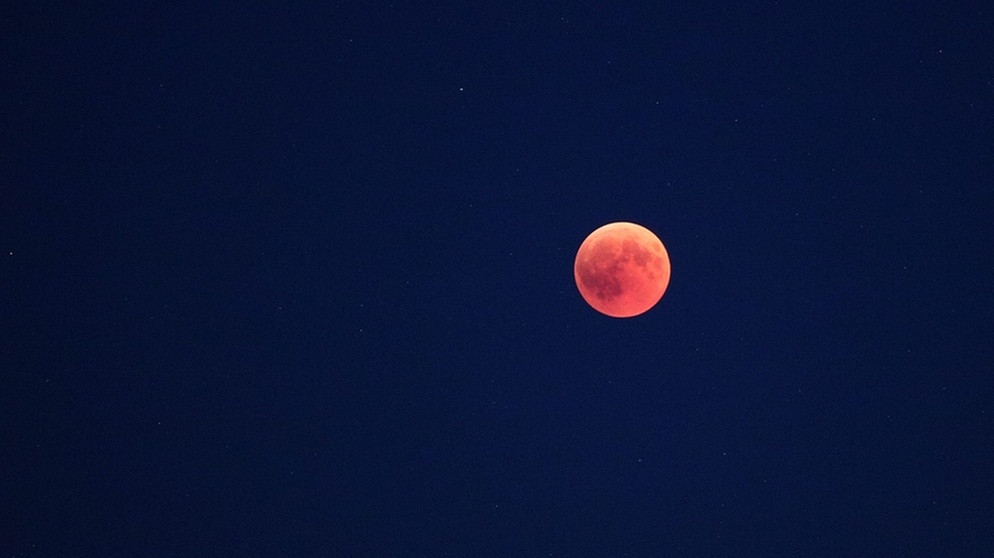 Blutmond während der totalen Mondfinsternis am 27. Juli 2018 über Hofolding, aufgenommen von Ralf Scheurer | Bild: Ralf Scheurer