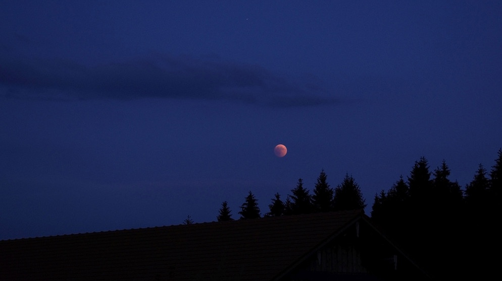 Blutmond während der totalen Mondfinsternis am 27. Juli 2018 über Hinterwies, aufgenommen von Markus Haimerl | Bild: Markus Haimerl