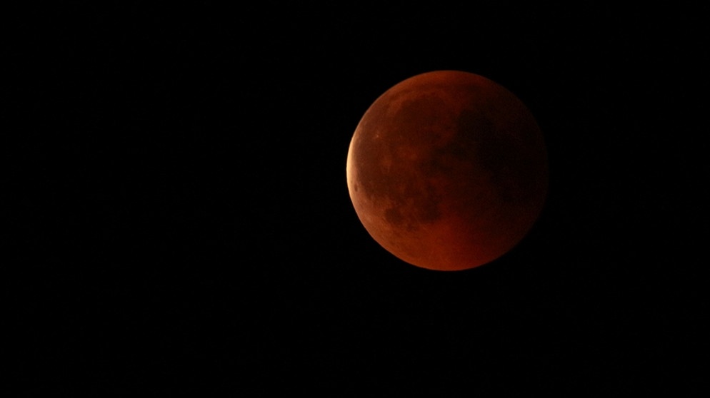 Blutmond während der totalen Mondfinsternis am 27. Juli 2018 über Biederitz bei Magdeburg, aufgenommen von Andreas Weinert | Bild: Andreas Weinert