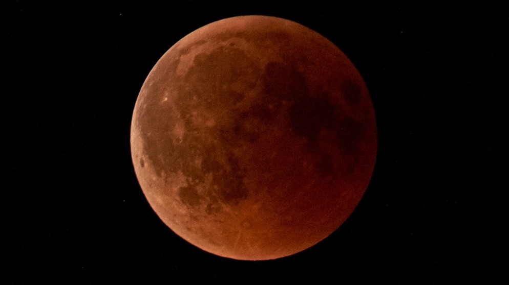 Blutmond während der totalen Mondfinsternis am 27. Juli 2018 über Garching, aufgenommen von Alexander Ulbrich | Bild: Alexander Ulbrich