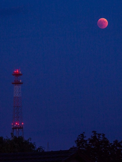 Blutmond während der totalen Mondfinsternis am 27. Juli 2018 über Meitingen, aufgenommen von Daniela Mildner | Bild: Daniela Mildner