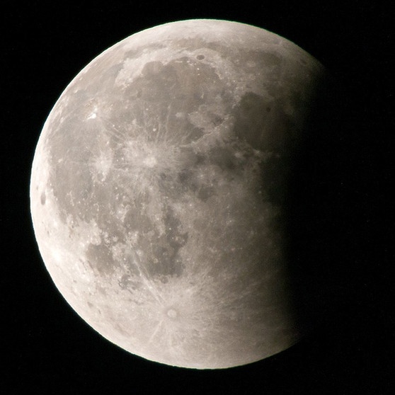 Austritt des Mondes aus dem Kernschatten der Erde nach der totalen Mondfinsternis am 27. Juli 2018. Aufgenommen über München von Markus Weber | Bild: Markus Weber