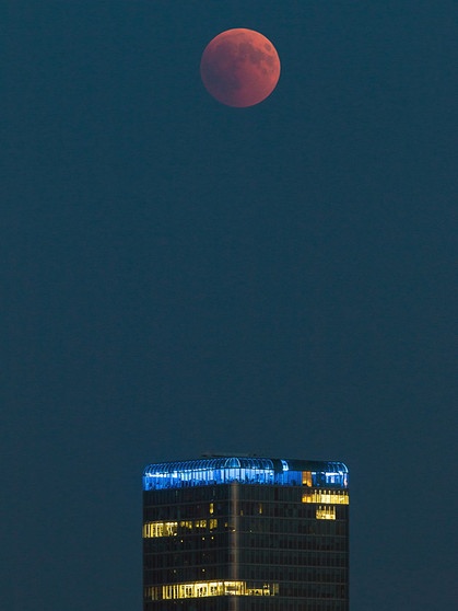 Blutmond während der totalen Mondfinsternis am 27. Juli 2018 über München, aufgenommen von Markus Weber | Bild: Markus Weber