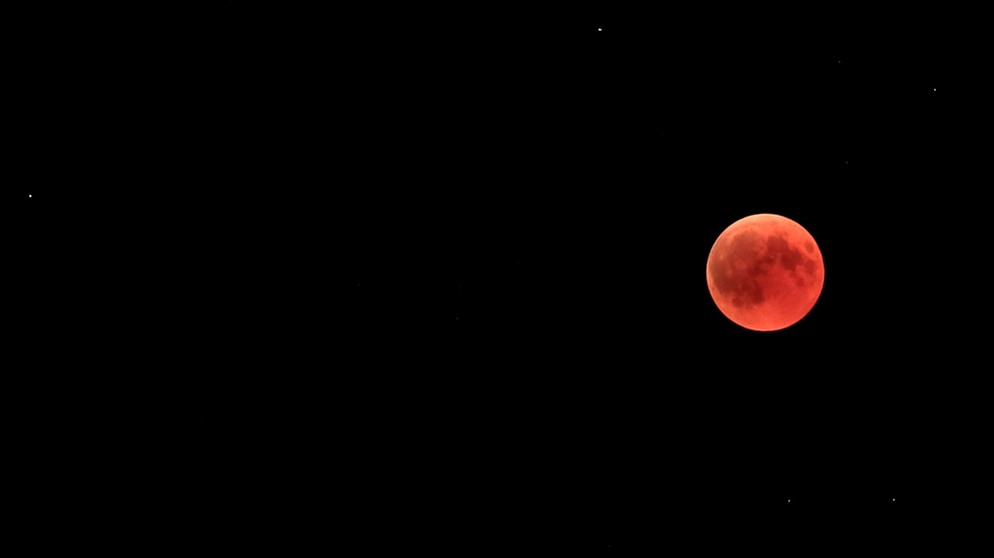 Blutmond während der totalen Mondfinsternis am 27. Juli 2018 über Oberdingolfing, aufgenommen von Stephan Orlet | Bild: Stephan Orlet