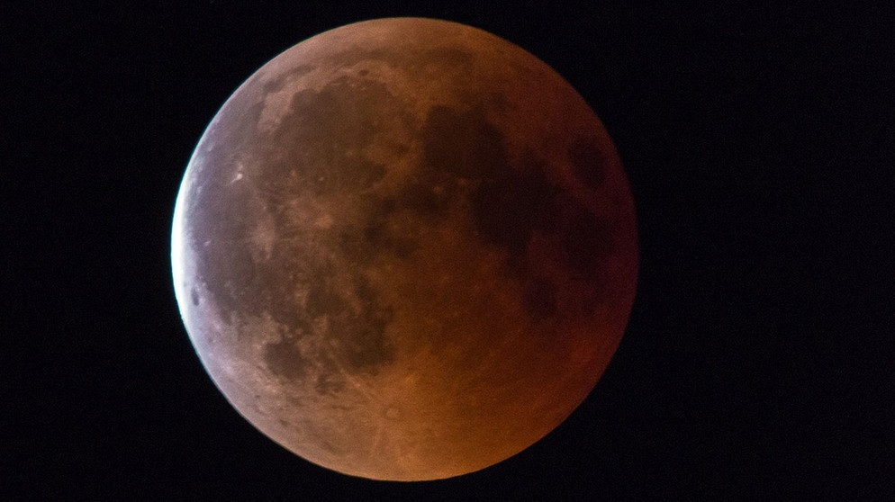 Blutmond während der totalen Mondfinsternis am 27. Juli 2018 über München, aufgenommen von Markus Weber | Bild: Markus Weber