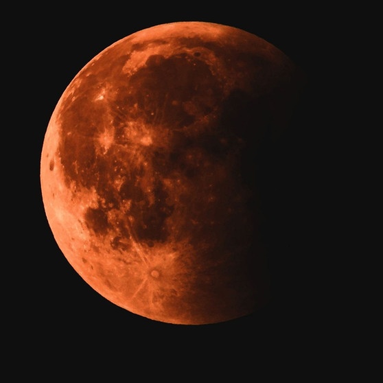 Blutmond während der totalen Mondfinsternis am 27. Juli 2018, aufgenommen am Gahberg in Weyregg am Attersee in Oberösterreich von Max Hümer | Bild: Max Hümer