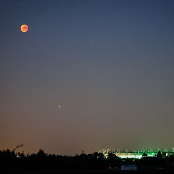 Blutmond während der totalen Mondfinsternis am 27. Juli 2018, aufgenommen über dem Stadion von Borussia-Mönchengladbach von Michael Cörstges | Bild: Michael Cörstges