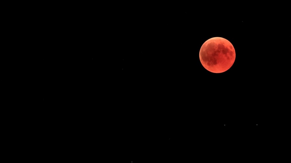 Blutmond während der totalen Mondfinsternis am 27. Juli 2018, aufgenommen über Oberdingolfing von Stephan Orlet | Bild: Stephan Orlet