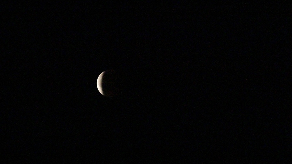 Austritt des Mondes aus dem Kernschatten der Erde nach der totalen Mondfinsternis am 27. Juli 2018. Aufgenommen über Hornisgrinde von Juliane Schrempp | Bild: Juliane Schrempp