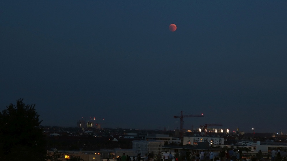 Blutmond während der totalen Mondfinsternis am 27. Juli 2018, aufgenommen im Olympiapark in München von Matthias Engelhard | Bild: Matthias Engelhard