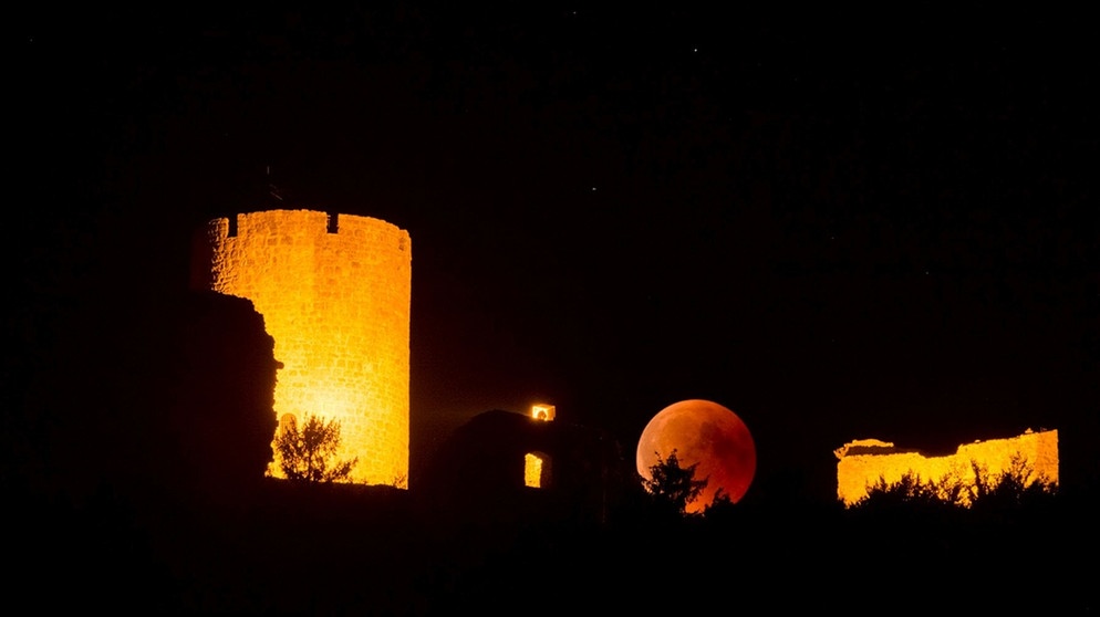 Blutmond während der totalen Mondfinsternis am 27. Juli 2018 neben der Burgruine Wolfstein bei Neumarkt in der Oberpfalz von Thomas Aumeier | Bild: Thomas Aumeier