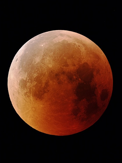 Blutmond während der totalen Mondfinsternis am 27. Juli 2018 über Martinsried bei München von Luis Brandstätter | Bild: Luis Brandstätter