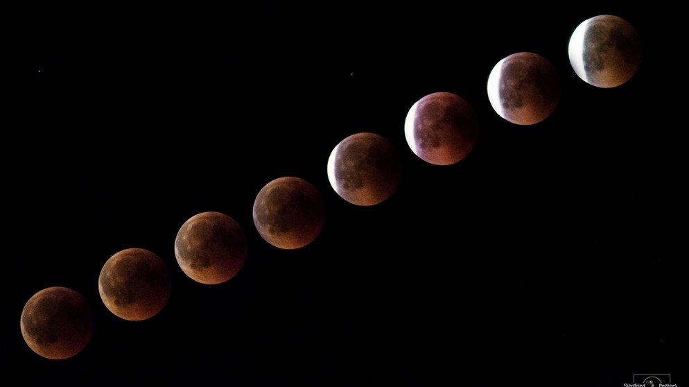 Austritt des Mondes aus dem Kernschatten der Erde nach der totalen Mondfinsternis am 27. Juli 2018. Serienaufnahme verschiedener Momente der Teilfinsternis von Siegfried Peeters | Bild: Siegfried Peeters