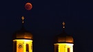 Blutmond während der totalen Mondfinsternis am 27. Juli 2018 über der Klosterkirche St. Peter und Paul in Oberalteich von Alfons Urban | Bild: Alfons Urban