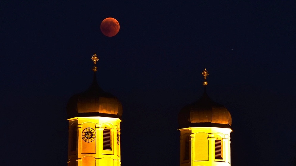 Blutmond während der totalen Mondfinsternis am 27. Juli 2018 über der Klosterkirche St. Peter und Paul in Oberalteich von Alfons Urban | Bild: Alfons Urban