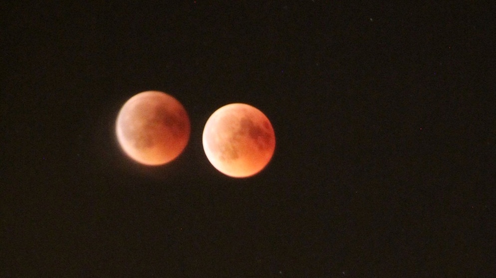 Gedoppelter Blutmond während der totalen Mondfinsternis am 27. Juli 2018 über Mindelheim von Alois Schmid | Bild: Alois Schmid