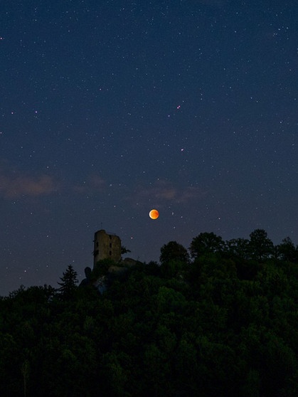 Blutmond während der totalen Mondfinsternis am 27. Juli 2018 über der Burgruine Neideck von Jakob Schultz | Bild: Jakob Schultz